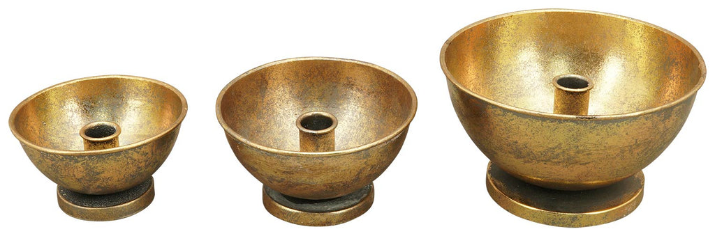 Háromféle méretű, antikolt felületű, aranyszínű fémből készült, vidéki stílusú gyertyatartó.