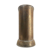 Antikolt felületű, rézszínű fémből készült, 16 cm átmérőjű és 35 cm magas, vidéki stílusú gyertyatartó.