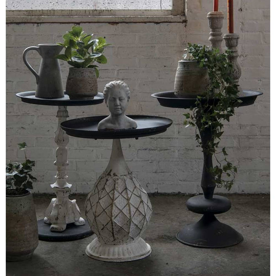 Antikolt felületű, fémből és műgyantából készült, fekete és krém színű lerakó kisasztal.