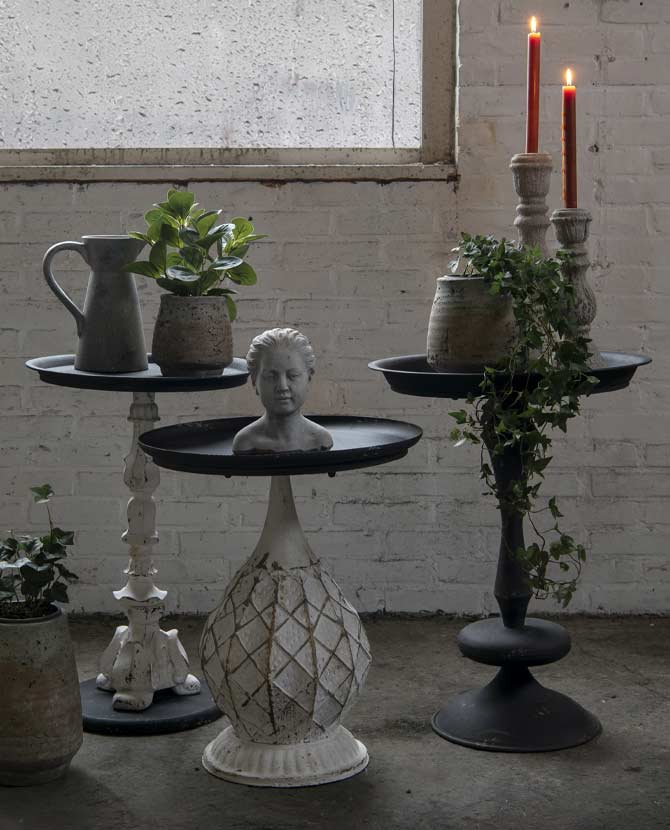 Antikolt felületű, fémből és műgyantából készült, fekete és krém színű lerakó kisasztal.