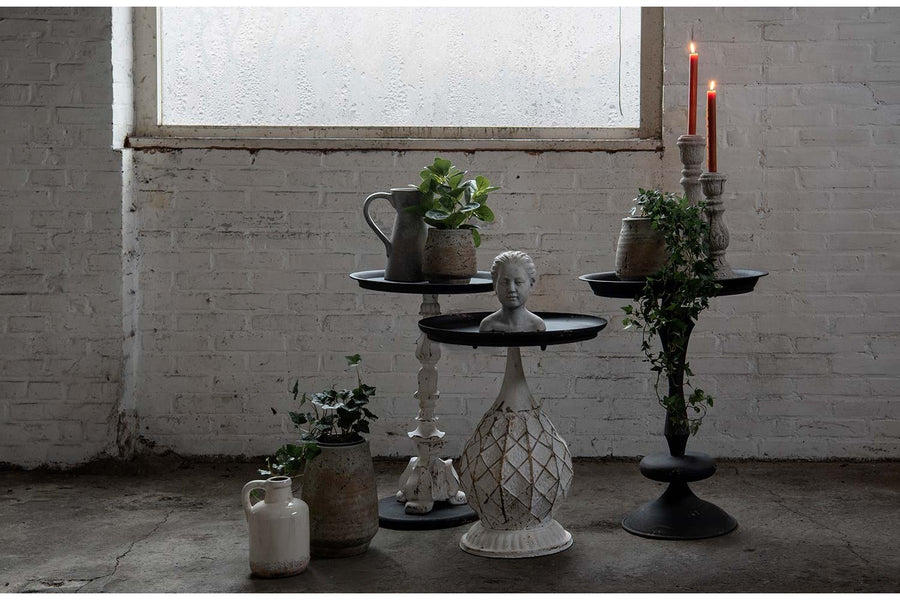 Antikolt felületű, fémből és műgyantából készült, fekete és krém színű lerakó kisasztal.