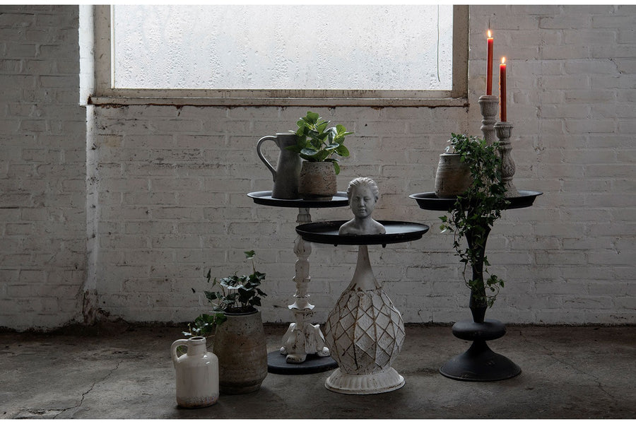 Antikolt felületű, fémből készült, fekete színű lerakó kisasztal.