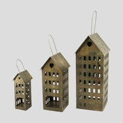 Antikolt felületű, rozsdás színű fémből készült, házikó formájú függeszthető karácsonyi mécsestartó.