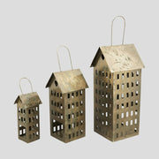 Antikolt felületű, rozsdás színű fémből készült, házikó formájú függeszthető karácsonyi mécsestartó.