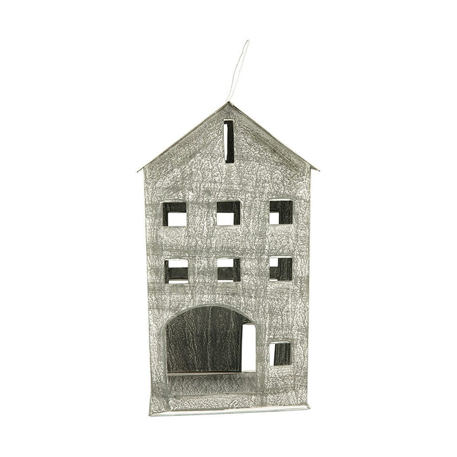 Antikolt felületű, szürke színű fémből készült, házikó formájú függeszthető karácsonyi mécsestartó.