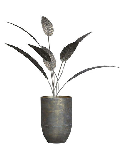 Antikolt felületű, sárgaréz színű fémből készült, strelitzia növény dekoráció fém kaspóban.