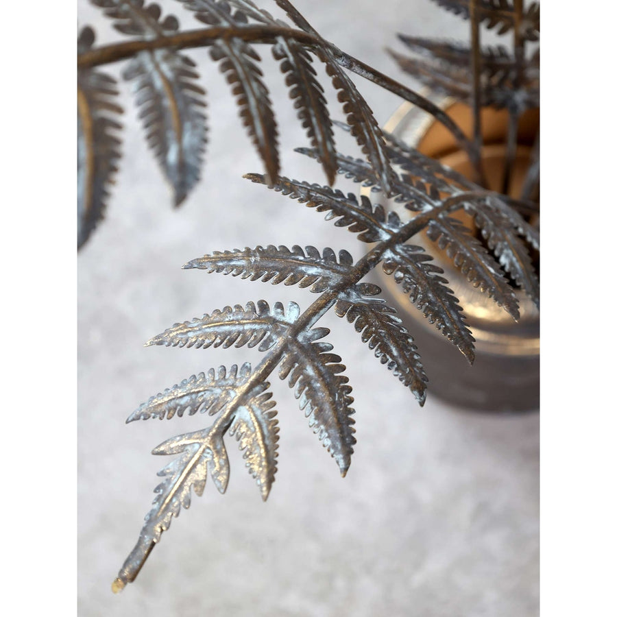 Antikolt felületű, sárgaréz színű fémből készült, páfrány növény dekoráció fém kaspóban.