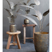 Antikolt felületű, sárgaréz színű fémből készült, páfrány növény dekoráció fém kaspóban.