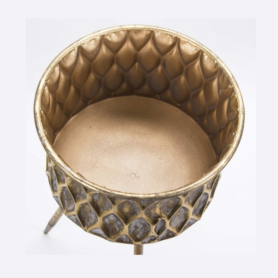 Kortárs, modern stílusú, antik arany színű, 30 cm átmérőjű és 66 cm magas, dombormintával díszített fém virágtartó.