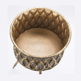 Kortárs, modern stílusú, antik arany színű, 30 cm átmérőjű és 66 cm magas, dombormintával díszített fém virágtartó.