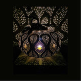 Fém töklámpás átvilágítva, csipke szerű árnyékkal a falon