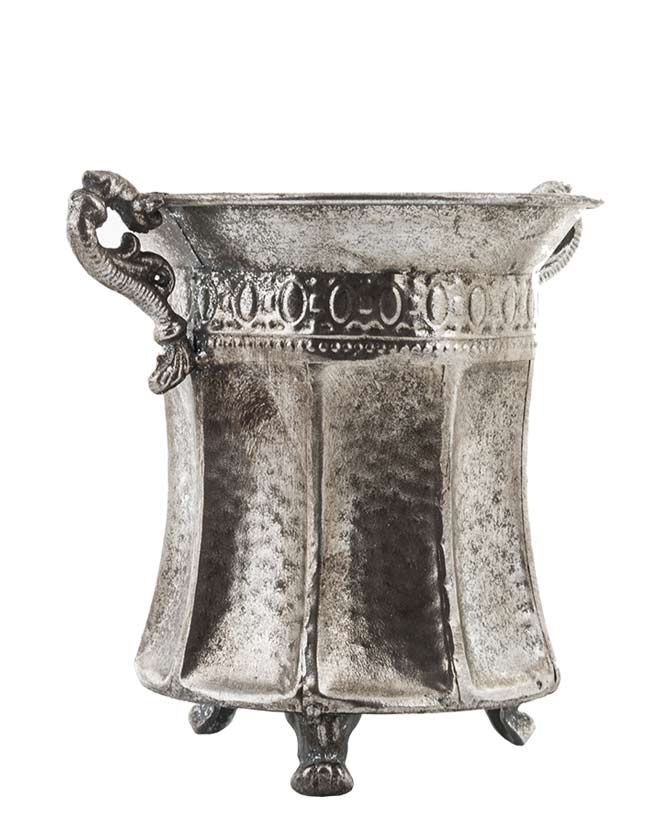 Patinás, antik ezüst színű, 27 cm magas, dombormintával díszített, lábakon álló fémkaspó