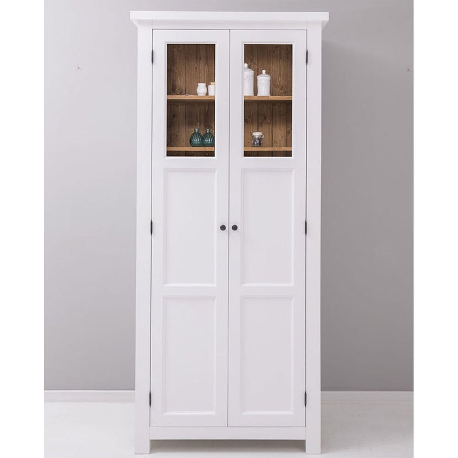 Tömör fenyőfából készült, 96 cm hosszú és 220 cm magas, ablakos, kétajtós kamraszekrény