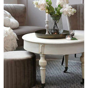 Shabby Chic stílusú, fenyőfából készült, felkerekezett lábú kerek kávézóasztal.