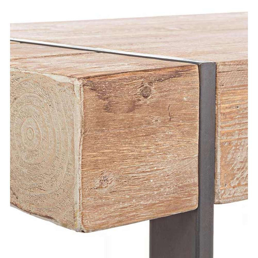 Skandináv stílusú, fenyőfából és fémből készült bárasztal asztallap részlete.