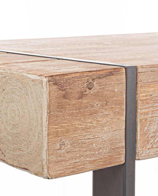 Skandináv stílusú, fenyőfából és fémből készült bárasztal asztallap részlete.