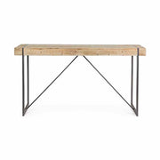 Skandináv stílusú, fenyőfából és fémből készült bárasztal.