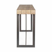 Skandináv stílusú, fenyőfából és fémből készült bárasztal.