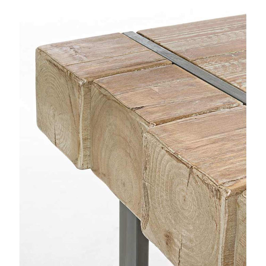 Skandináv stílusú, fenyőfából és fémből készült étkezőasztal asztallap részlete.