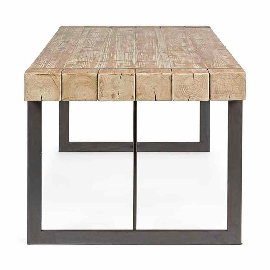 Skandináv stílusú, fenyőfából és fémből készült étkezőasztal.