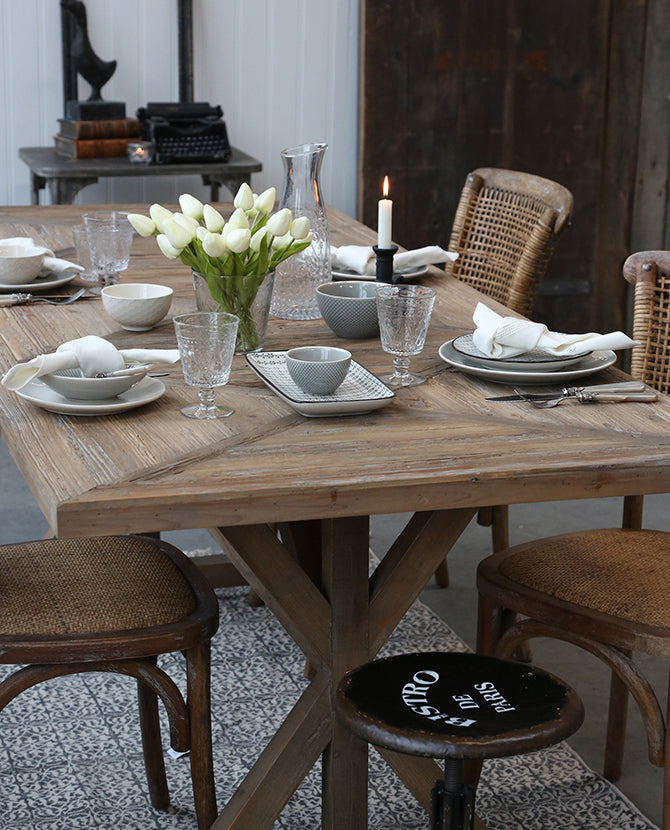 Újrahasznosított fenyőfából készült, 200 cm hosszú és 90 cm széles, vidéki vintage stílusú étkezőasztal
