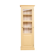 Tömör fenyőfából készült, 75 cm hosszú és 220 cm magas, három oldalról üvegezett, egyajtós zárható vitrin-könyvszekrény