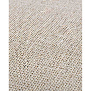 Provanszi stílusú, mangófából készült kézműves fotel natúr színű kárpitozásának képe..