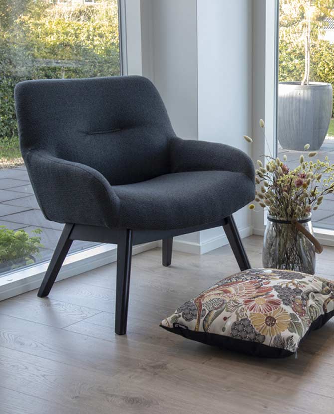 Skandináv, modern stílusú formatervezett szürke színű szövet fotel