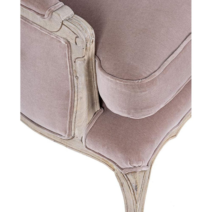 Koloniál stílusú, újrahasznosított mangófából készült púderrózsaszín fülesfotel karfa és láb részlete.