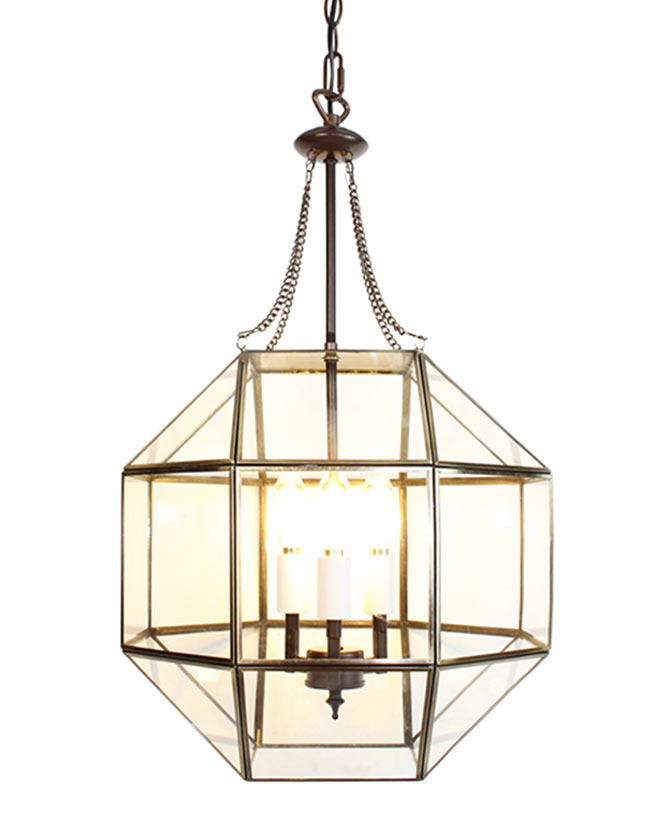 Aranyszínű fémből és víztiszta üvegből készült, 35 cm átmérőjű, rombikuboktaéder formájú, beltéri függesztek lámpa.