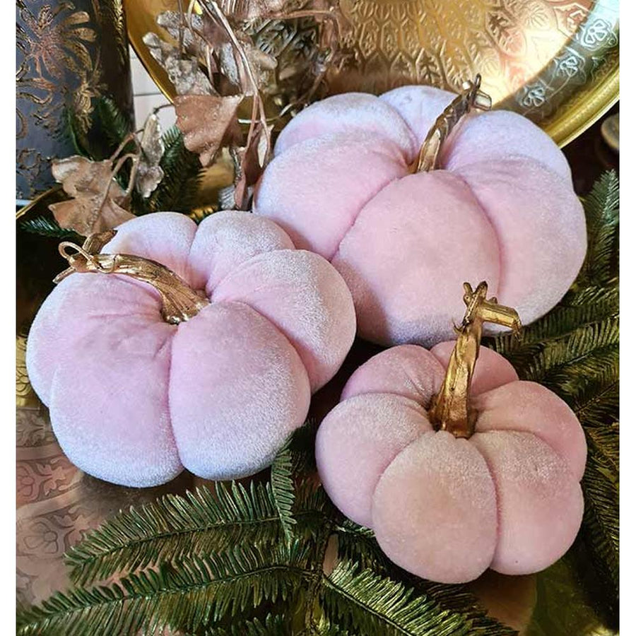 Pink színű bársonyból készült dekorációs dísztök arany tálcán.