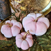 Pink színű bársonyból készült dekorációs dísztök arany tálcán.