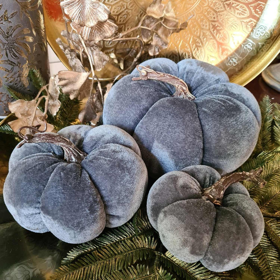 Szürkéskék színű bársonyból készült dekorációs dísztök, arany színű tálcán.