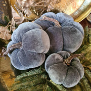 Szürkéskék színű bársonyból készült dekorációs dísztök, arany színű tálcán.