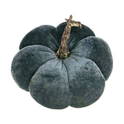 Szürkéskék színű bársonyból készült dekorációs dísztök.