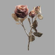 Glamour stílusú mű rózsaág fényes, pezsgőszínű szárral és leelekkel, bézs színárnyalatú nyílt és bimbós virágfejekkel.