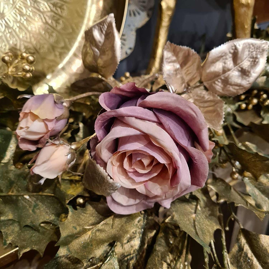 Glamour stílusú mű rózsaág fényes, pezsgőszínű szárral és leelekkel, bézs színárnyalatú nyílt és bimbós virágfejekkel.