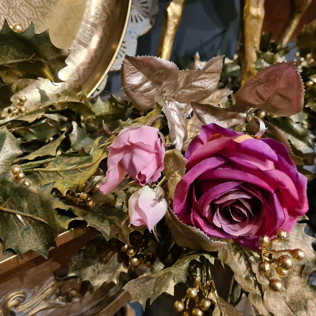 Glamour stílusú mű rózsaág pezsgőszínű szárral és levelekkel, fáradt bordó színárnyalatú virágfejekkel.