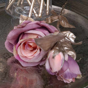 Glamour stílusú mű rózsaág fényes, pezsgőszínű szárral és leelekkel, bézs színárnyalatú nyílt és bimbós virágfejekkel.