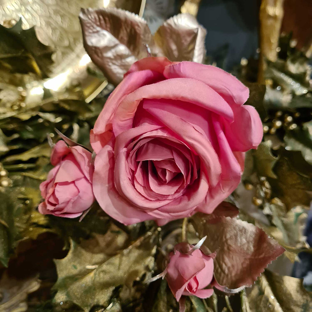 Glamour stílusú, mű rózsaág pezsgőszínű szárral és levelekkel, korall színárnyalatú virágfejekkel.