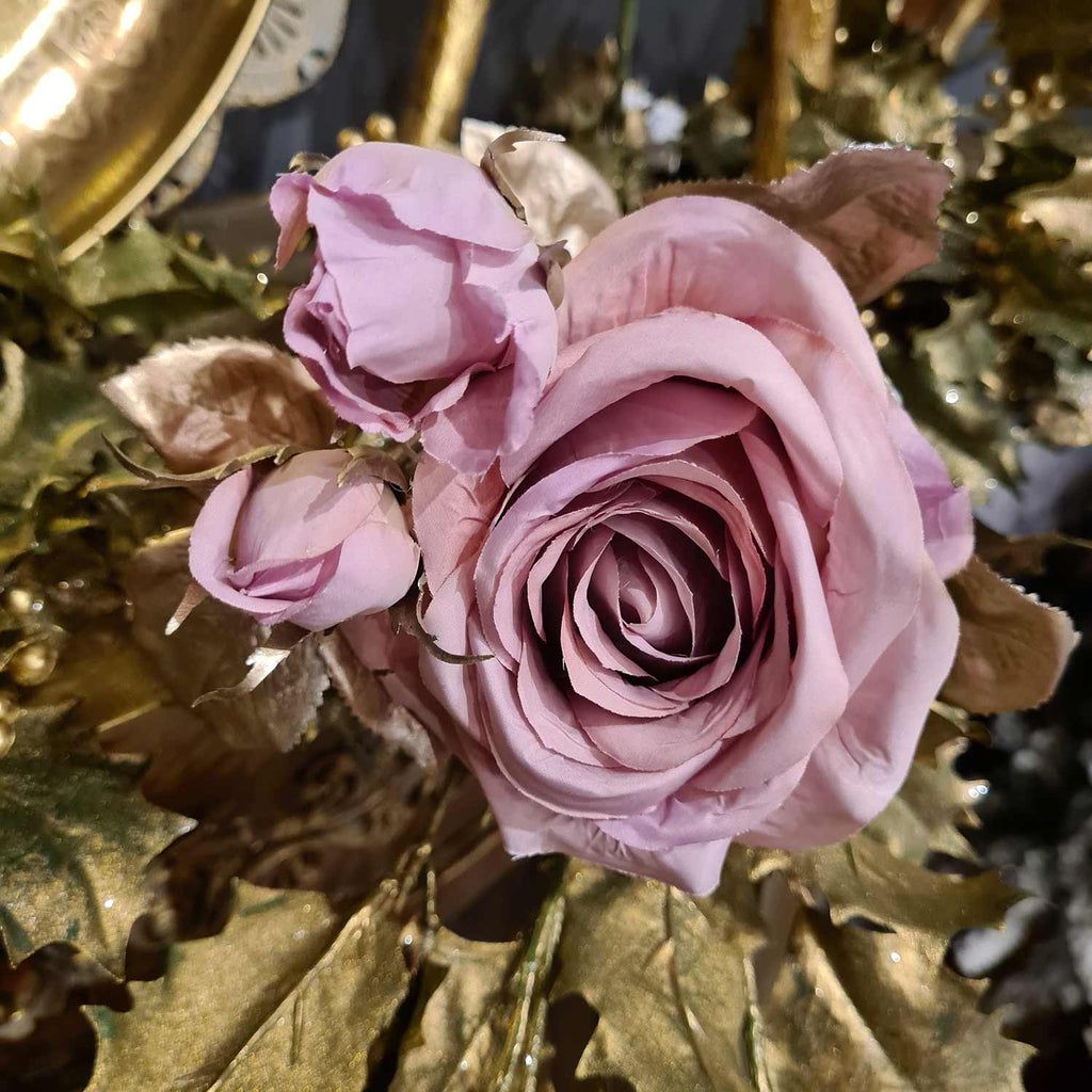 Glamour stílusú, élethű, exkluzív megjelenésű,, fényes, pezsgő színű szárú és levelű, pink színárnyalatú nyílt és bimbós virágfejű mesterséges rózsaág.