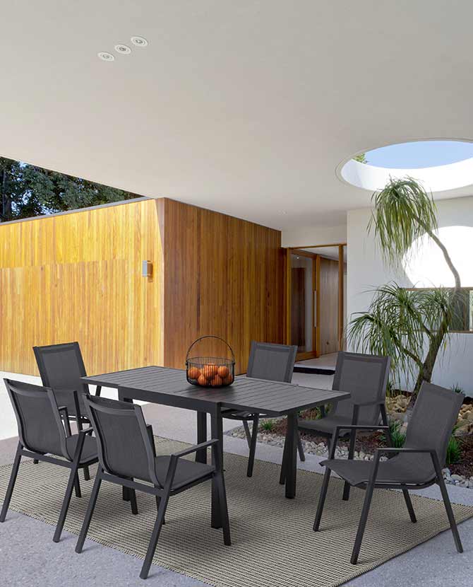 Modern kortárs stílusú, grafitszürke színű, időjárás álló textilén szövettel burkolt, rakásolható kerti karosszékek, modern asztal körül teraszon.
