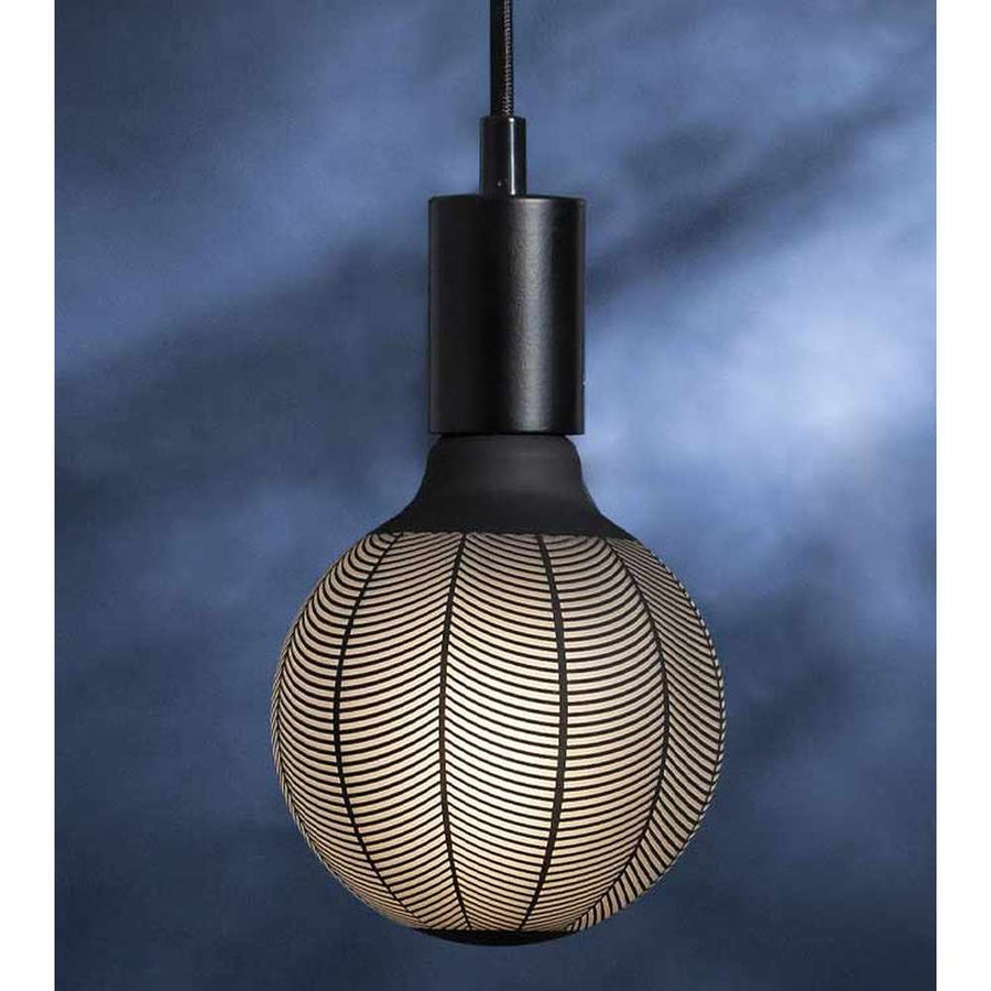 Graphic Pine dekorációs izzó. Meleg fehér fényű LED dekorációs izzó, opálos üveggel és matt fekete színű grafikai mintával