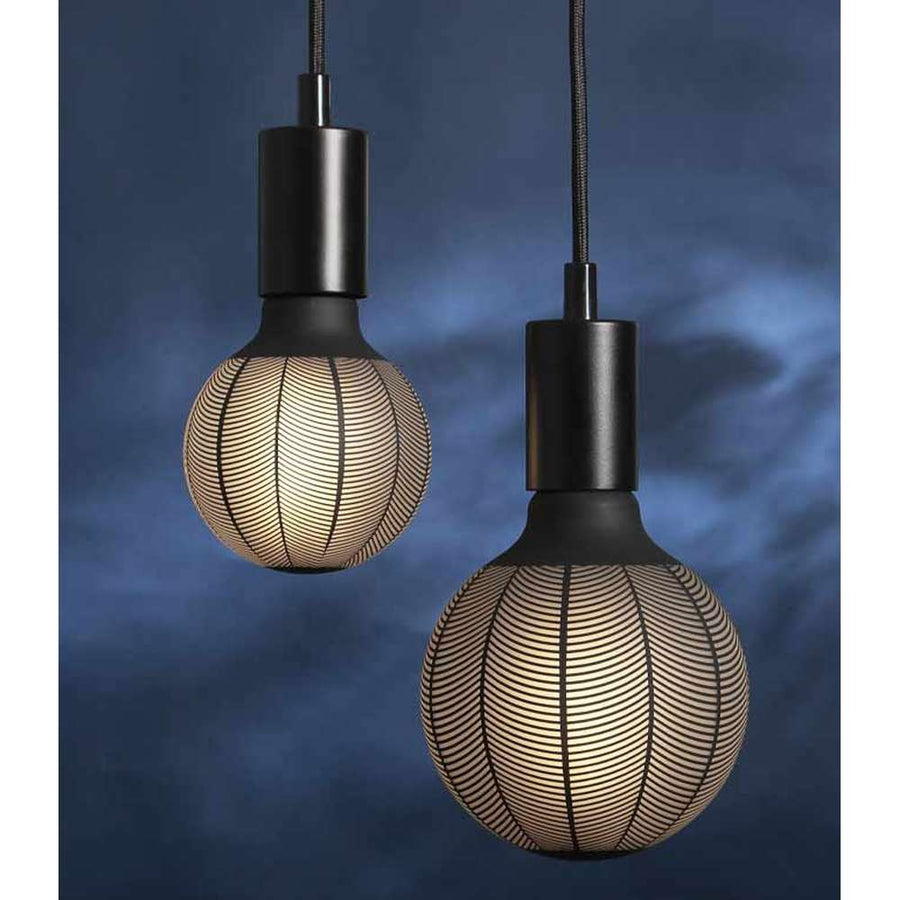 Graphic Pine dekorációs izzó. Meleg fehér fényű LED dekorációs izzó, opálos üveggel és matt fekete színű grafikai mintával