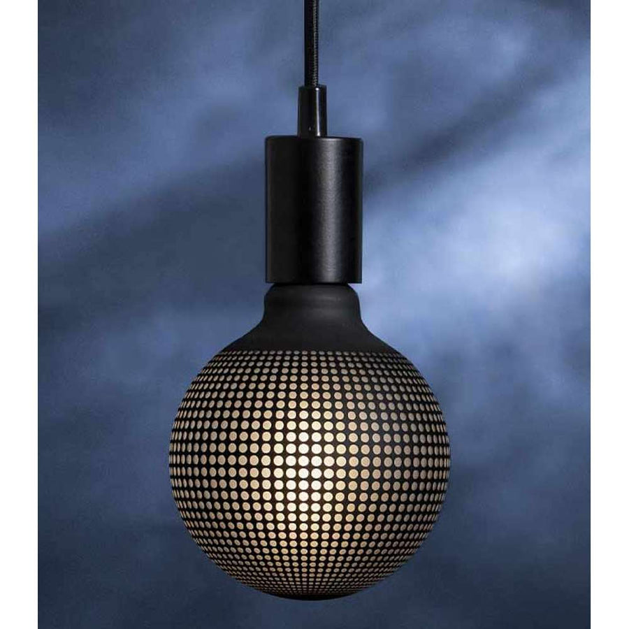 Graphic Dot dekorációs izzó. Meleg fehér fényű LED dekorációs izzó, opálos üveggel és matt fekete színű grafikai mintávall