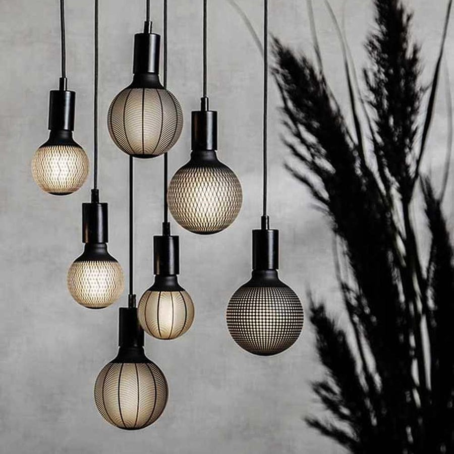 Graphic Dot dekorációs izzó. Meleg fehér fényű LED dekorációs izzó, opálos üveggel és matt fekete színű grafikai mintával