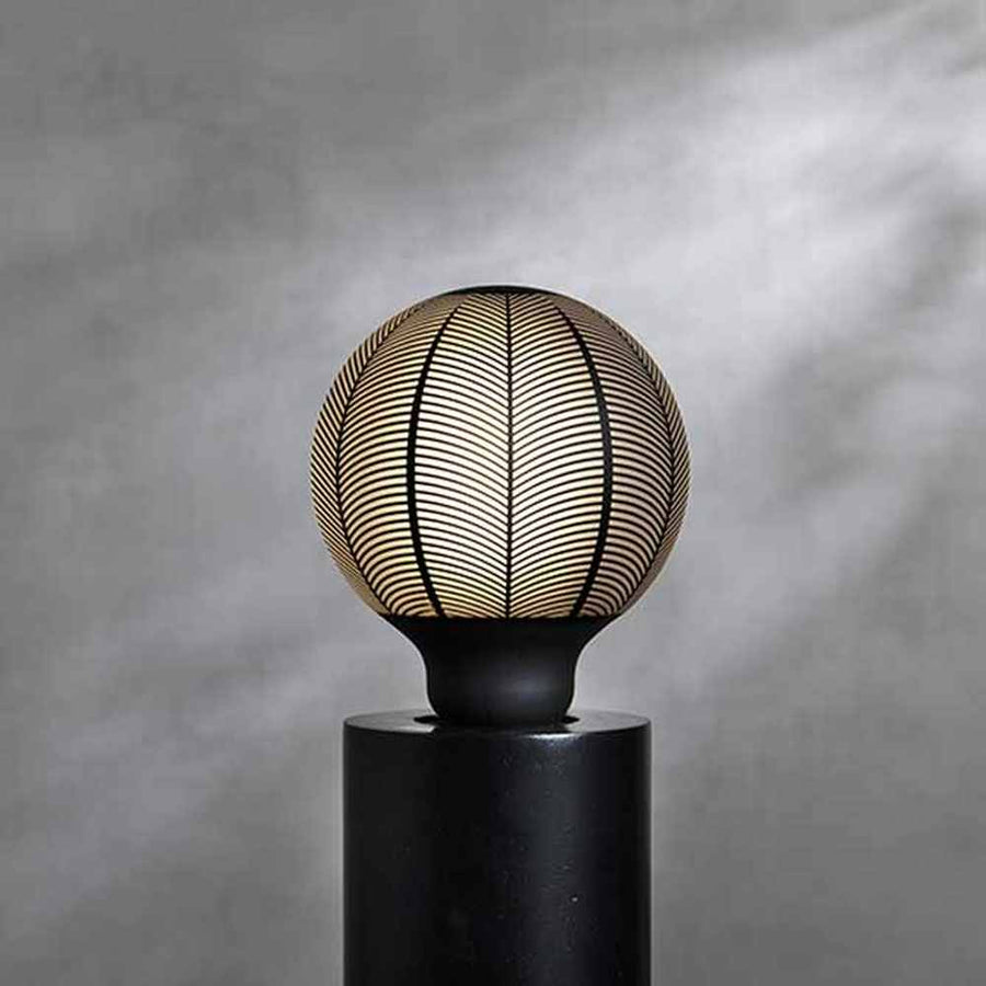 A GRAPHIC dekor izzók jellegzetessége az opálos üvegfelületeiket díszítő, matt fekete színű dekoratív grafikai minták alkalmazása