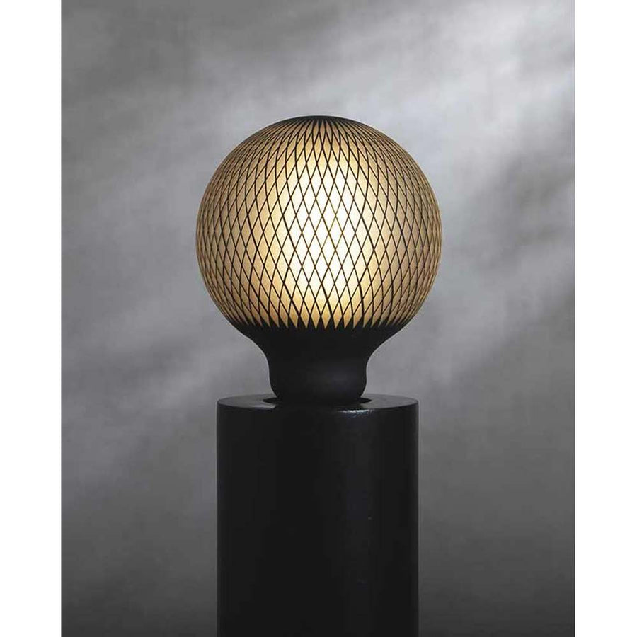 Graohic Diamond dekorációs izzó. Meleg fehér fényű LED dekorációs izzó, opálos üveggel és matt fekete színű grafikai mintával