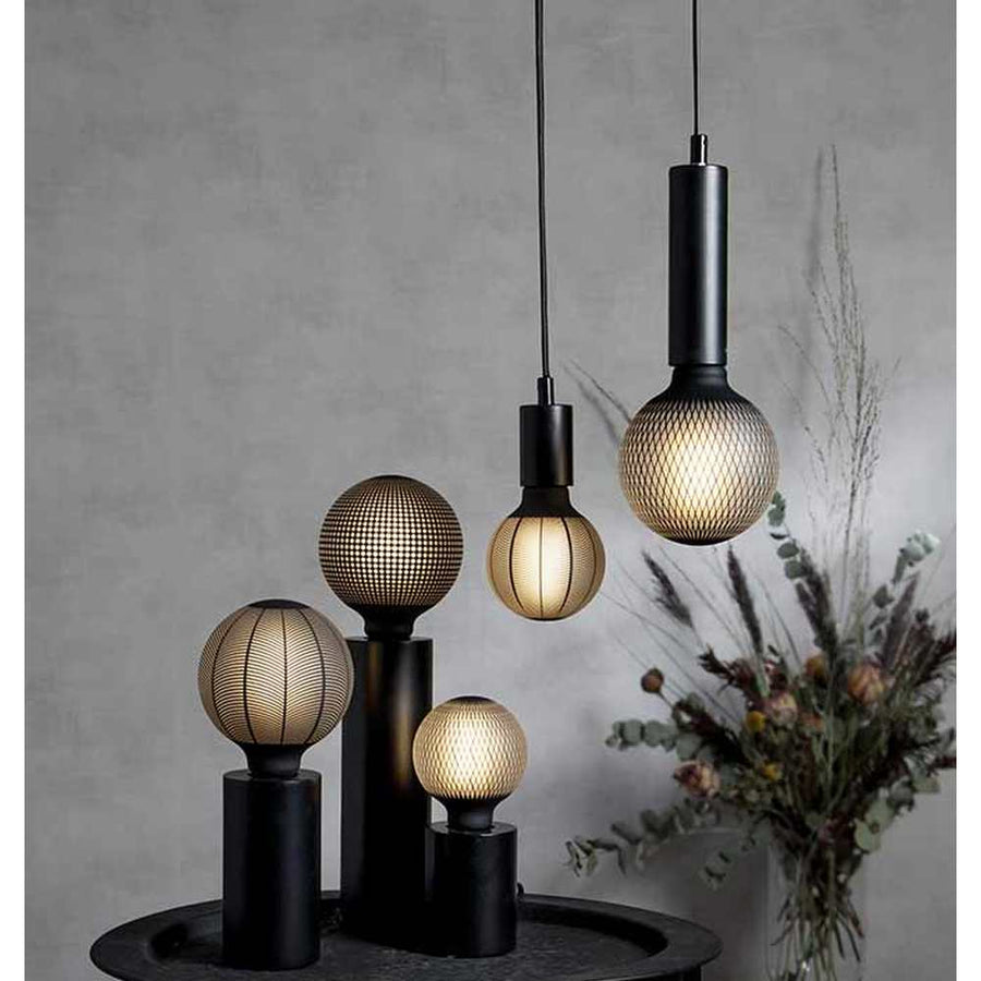 Graohic Diamond dekorációs izzó. Meleg fehér fényű LED dekorációs izzó, opálos üveggel és matt fekete színű grafikai mintával