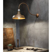 Rusztikus, vidéki stílusú, antikolt felületű mázas kerámiából és rozsdás fémből készült, kézműves falilámpa.